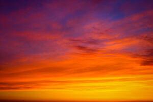 nubes y diferente color tonos en el cielo a puesta de sol. danza de colores en el cielo. increíble y increíble puesta de sol. foto