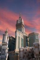 real reloj torre makkah en la meca, saudi arabia increíble cielo. foto