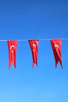turco banderas colgando en un cuerda en el calle foto