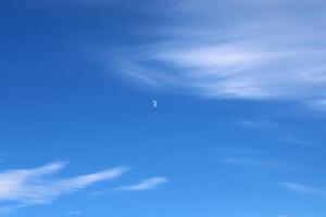 Cirrocumulus are formed by the deformation of Cirrus or Cirrostratus clouds or by the shrinkage of fragmented Altocumulus. photo