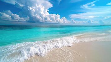 ai generado panorama de un hermosa blanco arena playa y turquesa agua en Maldivas. fiesta verano playa fondo.. ola de el mar en el arena playa. foto