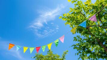 ai generado vistoso banderín cuerda decoración en verde árbol follaje en azul cielo, verano fiesta antecedentes modelo bandera con Copiar espacio foto