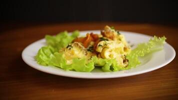 frit omelette avec forêt champignons girolles, sur une en bois table video