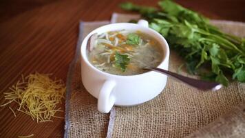 gekookt heet soep met noedels en groenten in een bord video