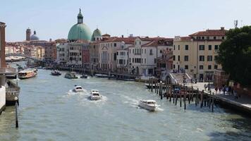 barcos en el canales. turismo en el ciudad de Venecia. la unesco mundo herencia. transporte en el vías fluviales de Venecia. video