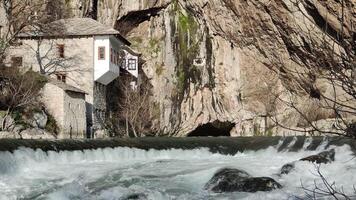 visie van tekija in blagaj in bih. de tekija, derwisj huis, reeks Bij de bron van de rivier- buna, was en nog steeds is een evenementenlocatie voor derwisj zikr lofzang drie nachten wekelijks. video