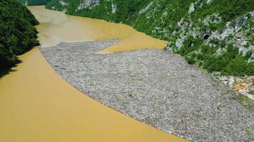 Antenne Drohne Aussicht von das Müll schwebend auf das Drina Fluss im Bosnien und Herzegowina. Plastik Abfall und Fluss Verschmutzung. Insel von Müll. Umwelt Ausgabe. nehmen Aktion zu schützen das Planet. video