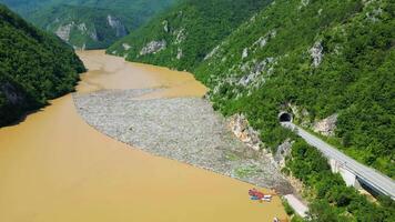 Antenne Drohne Aussicht von das Müll schwebend auf das Drina Fluss im Bosnien und Herzegowina. Plastik Abfall und Fluss Verschmutzung. Insel von Müll. Umwelt Ausgabe. nehmen Aktion zu schützen das Planet. video