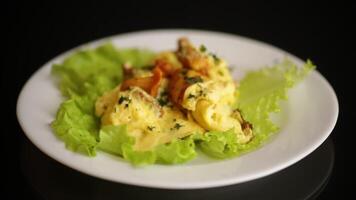 gebakken omelet met Woud champignons cantharellen, geïsoleerd Aan zwart achtergrond video