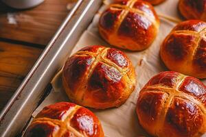 ai generado tradicional Pascua de Resurrección caliente cruzar bollos en un horneando bandeja. ai generado. foto