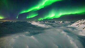 ai gegenereerd groen en wit Aurora borealis sierlijk wervelende en verhelderend de nacht lucht bovenstaand een majestueus besneeuwd berg, een dramatisch uitbeelding van de zuidelijk lichten van ruimte, ai gegenereerd video