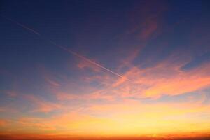 avión y sus sendero en el cielo. nubes y diferente color tonos en el cielo a puesta de sol. increíble y increíble puesta de sol. foto