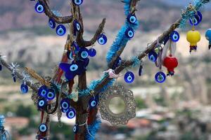 turco mal ojo talón. azul de colores amuleto. superstición foto