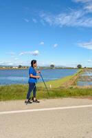 Hispano latín mujer caminando con trekking polos en el ebro delta natural parque,tarragona, Cataluña, España, foto