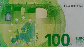 aislado imagen de uno cien euro cuenta en frente lado foto