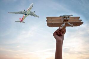 niño participación un de madera avión modelo alto en el cielo foto