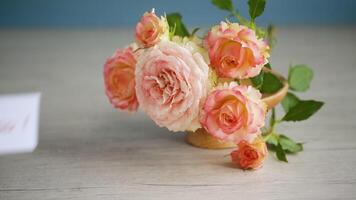 ramo de flores de hermosa rosas en un de madera mesa video