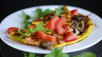 frito ovo omelete com selvagem cogumelos e tomates video