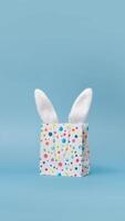 Páscoa oferta, compras, presente. Páscoa coelhos orelhas dentro uma compras bolsa, agradável engraçado criativo vertical animação Pare movimento . azul fundo, 4k, vídeo video