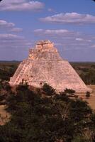 templo de el mago a el maya restos de uxmal en el puuc colinas de yucatán, mexico foto