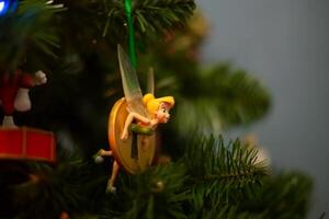 Milán, Italia 18.12.2023. Navidad árbol decorado con hermosa vaso juguetes Navidad concepto foto