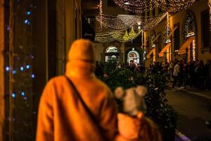 borroso antecedentes de Navidad calle luces con personas vagante con compras pantalones en Milán, Italia 2.12.2023 foto