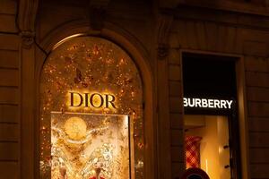 Milán, Italia diciembre 4, 2023 un dior Tienda a el calle monte napoleón. Navidad calle decorado para Navidad. Moda distrito. foto