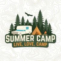 verano acampar. vivir, amar, acampar parche. vector. concepto para insignia, camisa o logo, imprimir, estampilla, vestir o tee. Clásico tipografía diseño con rv remolque, cámping carpa, hoguera y bosque silueta. vector