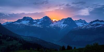 ai generado suizo Alpes Nevado montaña rango con valles y prados, campo en Suiza paisaje. dorado hora majestuoso ardiente puesta de sol cielo, viaje destino fondo de pantalla antecedentes foto