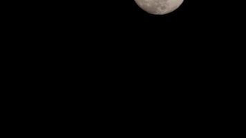 lapso de tiempo de la luna, lapso de tiempo de stock - subida de la luna llena en el cielo de la naturaleza oscura, la noche. Lapso de tiempo de disco de luna llena con luz de luna en el cielo negro oscuro de la noche. secuencias de video gratuitas de alta calidad o timelapse