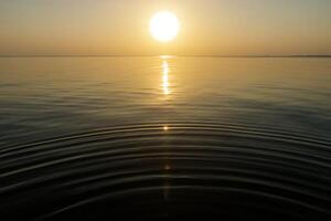 puesta de sol cielo en el lago foto