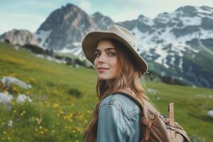 ai generado un hermosa hembra turista explorar montaña foto