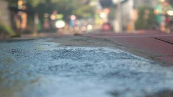 verschwommen Hintergrund von viele Motorräder und Autos Laufen auf ein modern Stadt Straße im Magelang. beschreibt das städtisch Atmosphäre und der Verkehr Dichte. Schuss schließen genug das Hintergrund ist verschwommen. video