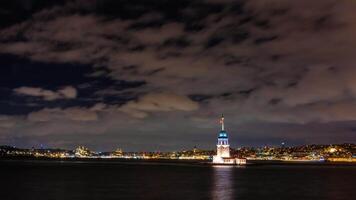 Istanbul Zeit Ablauf Filmaufnahme. kiz kulesi auch bekannt Mädchen Turm beim Nacht mit Bewegung von das Wolken. video