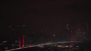 Istanbul achtergrond video. Bosporus brug oftewel 15e juli martelaren brug met schijnwerpers Bij nacht. video