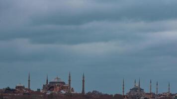 Istanbul Zeit Ablauf 4k Video. Hagia Sophia oder Ayasofya und Sultanahmet oder Blau Moschee mit Bewegung von das Wolken. video