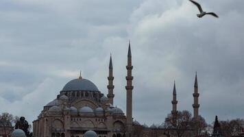 lasso di tempo metraggio di suleymaniye moschea con movimento di il nuvole. Ramadan o islamico concetto sfondo video. video