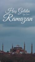 hos geldin ramazan concepto vertical video. hora lapso imágenes de hagia Sofía o ayasofya mezquita. contento Ramadán texto en video. video