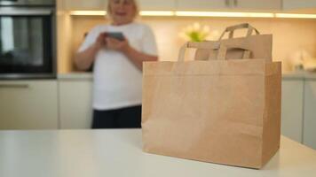 voedsel levering onderhoud. groente levering Bij huis online bestellen voor Koken en pakketjes doos met blanco voor tekst. Aan houten tafel achtergrond. hoog kwaliteit foto video