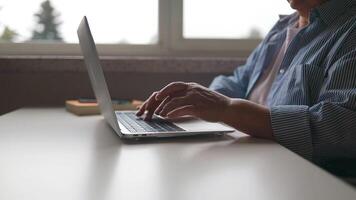 fechar-se empresária mãos digitando computador portátil teclado dentro aberto espaço. sério Gerente Mensagens com cliente às ambiente de trabalho. retrato do sorridente mulher trabalhando em computador portátil computador dentro escritório video