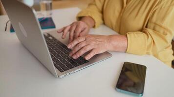 fechar-se empresária mãos digitando computador portátil teclado dentro aberto espaço. sério Gerente Mensagens com cliente às ambiente de trabalho. retrato do sorridente mulher trabalhando em computador portátil computador dentro escritório video