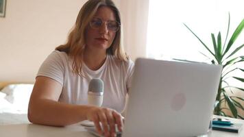 fermer femme d'affaires mains dactylographie portable clavier dans ouvert espace. sérieux directeur Messagerie avec client à lieu de travail. portrait de souriant femme travail sur portable ordinateur dans Bureau video