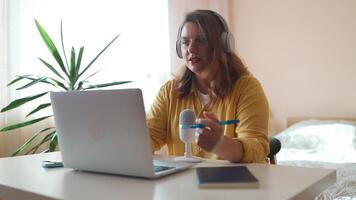 lächelnd attraktiv jung Dame Blogger reden zu Kamera Aufzeichnung Blog vlog, glücklich ziemlich Frau suchen beim Webcam Herstellung Video Konferenz Anruf online Plaudern entfernt Job Interview beim heim, Netz Nocken Aussicht