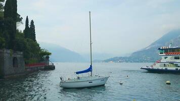 Como, Italien - - 12 Oktober 2023. Kreuzfahrt Schiff beim Hafen. Aussicht von schön groß Weiß Schiff beim como See. Luxus Kreuzfahrt. schwebend Liner video