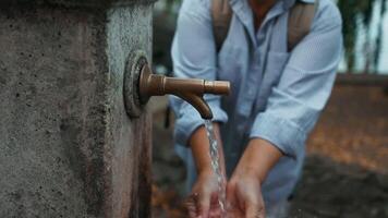 remplissage une bouteille avec en buvant l'eau dans une Publique en buvant Fontaine. la soif sur une chaud été journée. Côme, Italie. pur minéral l'eau. video