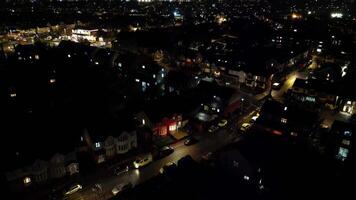 aéreo imágenes de iluminado británico pueblo de Inglaterra Reino Unido durante noche. video