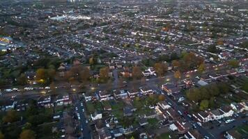 aérien métrage de illuminé Britanique ville de Angleterre Royaume-Uni pendant nuit. video