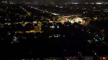 aérien métrage de illuminé Britanique ville de Angleterre Royaume-Uni pendant nuit. video