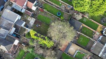 alto ángulo ver de residencial casas de lutón ciudad de Inglaterra Reino Unido durante amanecer Mañana. enero 7, 2024 video