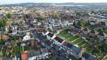 alto ángulo ver de residencial casas de lutón ciudad de Inglaterra Reino Unido durante amanecer Mañana. enero 7, 2024 video